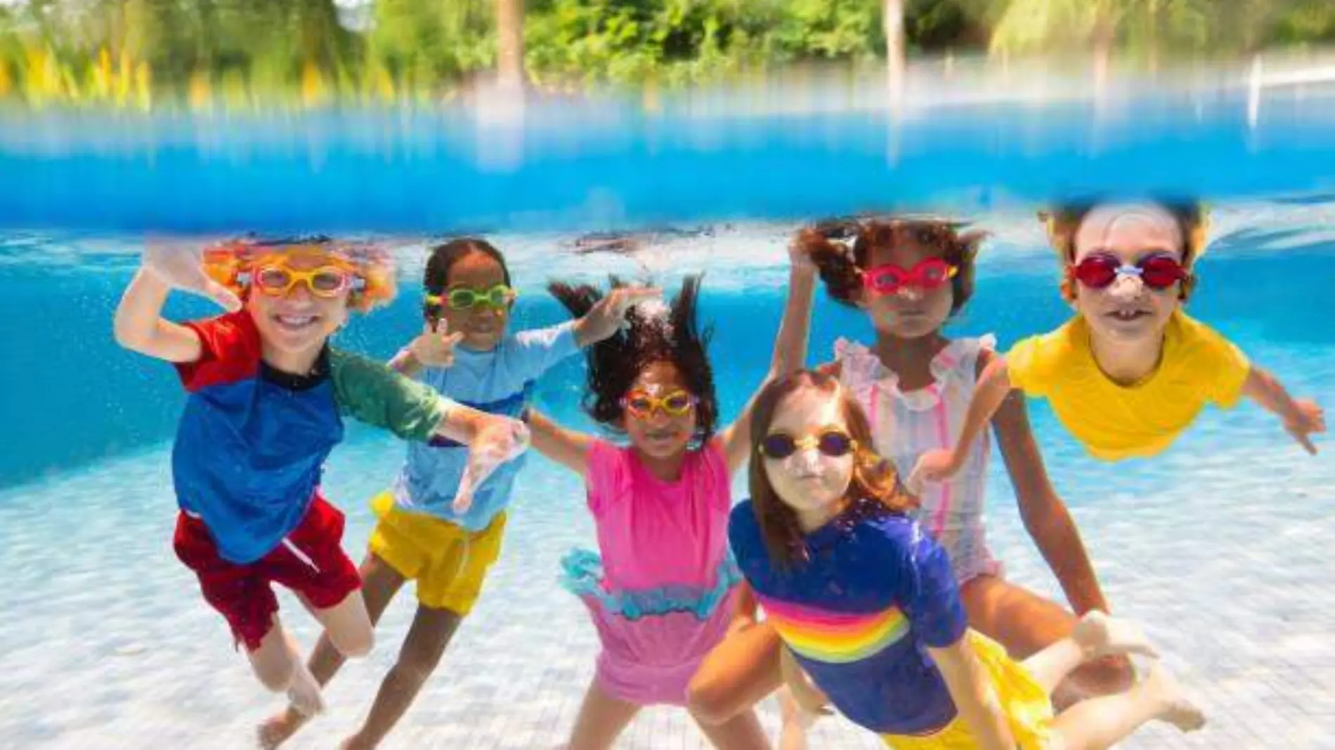 niños en piscina